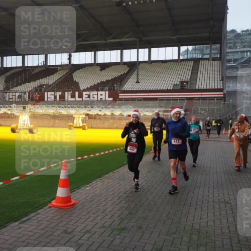 07.12.2025 - St. Pauli X-Mass-Run No. 15 Fabian Wolf http://msf.ph/oto/9375029 07.12.2025 10:02:58 Ziel 442, 443, 885, 918, 936, 943, 956, 1314, 2505, 2780, 2781, 3284, 3417, 3518, 3892 meine-sportfotos.de