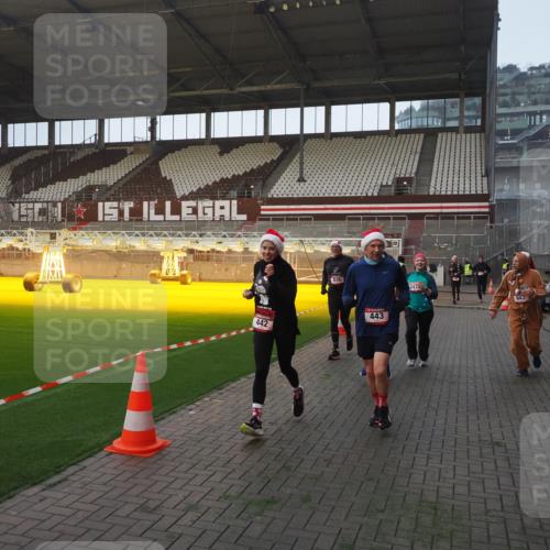 07.12.2025 - St. Pauli X-Mass-Run No. 15 Fabian Wolf http://msf.ph/oto/9375030 07.12.2025 10:02:59 Ziel 177, 442, 443, 885, 918, 936, 943, 956, 1314, 2505, 2780, 3284, 3417, 3518, 3892 meine-sportfotos.de