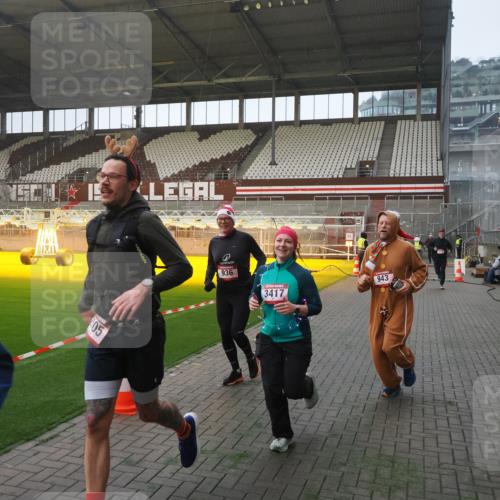 07.12.2025 - St. Pauli X-Mass-Run No. 15 Fabian Wolf http://msf.ph/oto/9375038 07.12.2025 10:03:00 Ziel 177, 442, 443, 885, 918, 936, 943, 956, 1314, 2505, 3284, 3417, 3518, 3892 meine-sportfotos.de