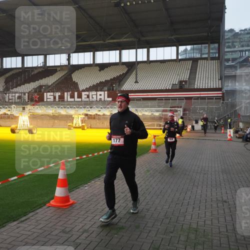 07.12.2025 - St. Pauli X-Mass-Run No. 15 Fabian Wolf http://msf.ph/oto/9375049 07.12.2025 10:03:04 Ziel 177, 442, 443, 885, 918, 936, 943, 956, 1118, 1314, 2505, 3284, 3417 meine-sportfotos.de