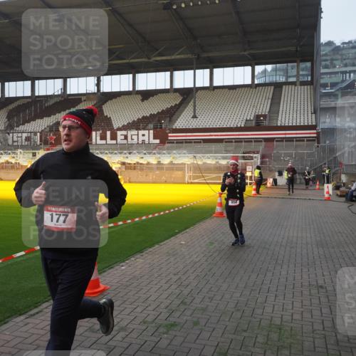 07.12.2025 - St. Pauli X-Mass-Run No. 15 Fabian Wolf http://msf.ph/oto/9375051 07.12.2025 10:03:04 Ziel 177, 442, 443, 885, 918, 936, 943, 956, 1118, 1314, 2505, 3284, 3417 meine-sportfotos.de
