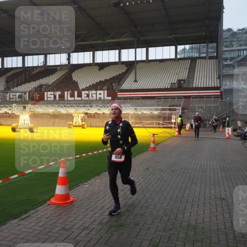 07.12.2025 - St. Pauli X-Mass-Run No. 15 Fabian Wolf http://msf.ph/oto/9375057 07.12.2025 10:03:05 Ziel 177, 442, 443, 885, 918, 936, 943, 956, 1118, 1314, 2505, 3284, 3417 meine-sportfotos.de