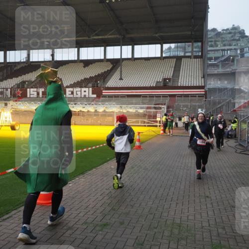 07.12.2025 - St. Pauli X-Mass-Run No. 15 Fabian Wolf http://msf.ph/oto/9375067 07.12.2025 10:03:15 Ziel 177, 460, 956, 963, 965, 1118, 1594, 2682, 2973, 2975 meine-sportfotos.de