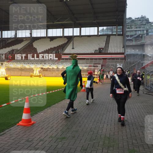 07.12.2025 - St. Pauli X-Mass-Run No. 15 Fabian Wolf http://msf.ph/oto/9375071 07.12.2025 10:03:16 Ziel 177, 460, 956, 963, 965, 1118, 1594, 2682, 2973, 2975 meine-sportfotos.de