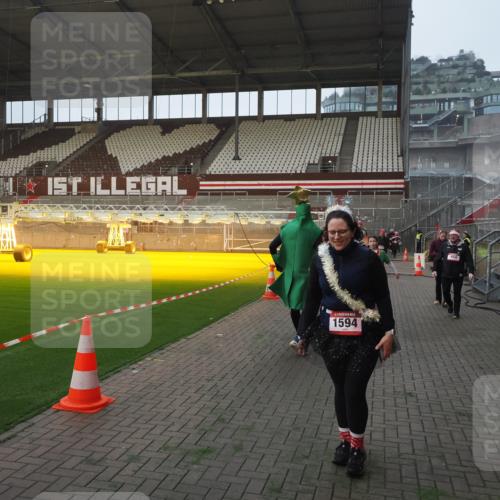 07.12.2025 - St. Pauli X-Mass-Run No. 15 Fabian Wolf http://msf.ph/oto/9375074 07.12.2025 10:03:17 Ziel 177, 460, 956, 963, 965, 1118, 1594, 2682, 2973, 2975 meine-sportfotos.de