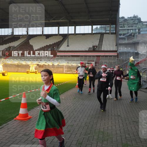 07.12.2025 - St. Pauli X-Mass-Run No. 15 Fabian Wolf http://msf.ph/oto/9375089 07.12.2025 10:03:21 Ziel 460, 963, 965, 1118, 1484, 1486, 1594, 2682, 2973, 2975, 4193, 4239 meine-sportfotos.de