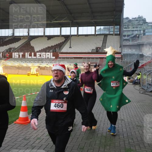 07.12.2025 - St. Pauli X-Mass-Run No. 15 Fabian Wolf http://msf.ph/oto/9375097 07.12.2025 10:03:24 Ziel 460, 963, 965, 1484, 1486, 1594, 2682, 2973, 2975, 4193, 4239 meine-sportfotos.de