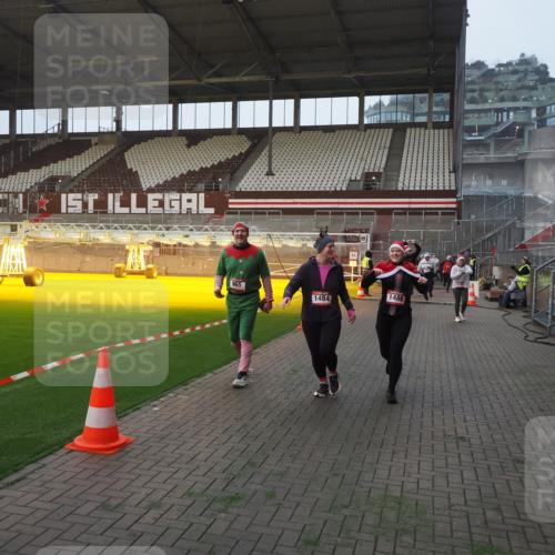 07.12.2025 - St. Pauli X-Mass-Run No. 15 Fabian Wolf http://msf.ph/oto/9375106 07.12.2025 10:03:26 Ziel 358, 460, 963, 965, 984, 1484, 1486, 1594, 2682, 2973, 2975, 4193, 4239 meine-sportfotos.de