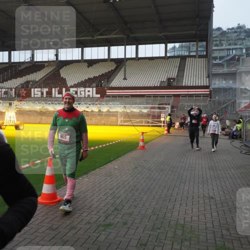 07.12.2025 - St. Pauli X-Mass-Run No. 15 Fabian Wolf http://msf.ph/oto/9375115 07.12.2025 10:03:28 Ziel 358, 460, 963, 965, 984, 1484, 1486, 1888, 2682, 2973, 2975, 4193, 4239 meine-sportfotos.de