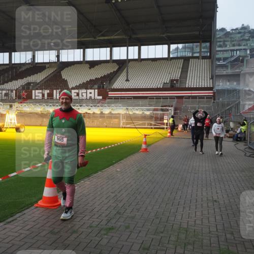 07.12.2025 - St. Pauli X-Mass-Run No. 15 Fabian Wolf http://msf.ph/oto/9375116 07.12.2025 10:03:29 Ziel 358, 460, 965, 984, 1023, 1484, 1486, 1888, 2682, 2973, 2975, 4193, 4239 meine-sportfotos.de