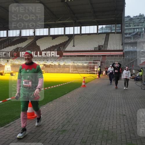 07.12.2025 - St. Pauli X-Mass-Run No. 15 Fabian Wolf http://msf.ph/oto/9375118 07.12.2025 10:03:29 Ziel 358, 460, 965, 984, 1023, 1484, 1486, 1888, 2682, 2973, 2975, 4193, 4239 meine-sportfotos.de