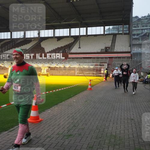 07.12.2025 - St. Pauli X-Mass-Run No. 15 Fabian Wolf http://msf.ph/oto/9375120 07.12.2025 10:03:29 Ziel 358, 460, 965, 984, 1023, 1484, 1486, 1888, 2682, 2973, 2975, 4193, 4239 meine-sportfotos.de
