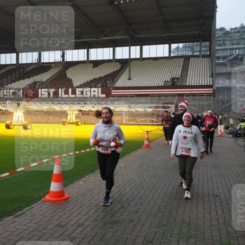 07.12.2025 - St. Pauli X-Mass-Run No. 15 Fabian Wolf http://msf.ph/oto/9375128 07.12.2025 10:03:34 Ziel 213, 214, 358, 940, 984, 1023, 1263, 1264, 1484, 1486, 1506, 1888, 2380, 2973, 2975, 3334, 4193, 4239, 4660, 4667, 4679, 4680 meine-sportfotos.de