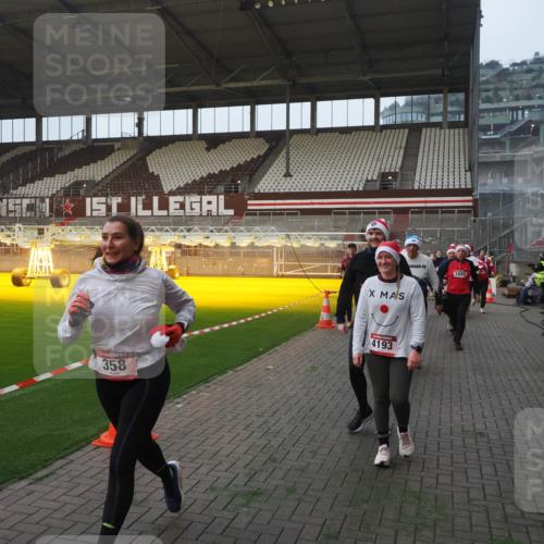 07.12.2025 - St. Pauli X-Mass-Run No. 15 Fabian Wolf http://msf.ph/oto/9375135 07.12.2025 10:03:35 Ziel 213, 214, 358, 940, 984, 1023, 1263, 1264, 1484, 1486, 1506, 1888, 2002, 2380, 3334, 4193, 4239, 4660, 4667, 4679, 4680 meine-sportfotos.de
