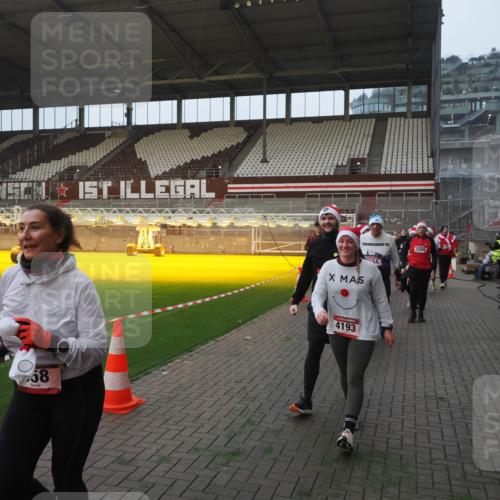 07.12.2025 - St. Pauli X-Mass-Run No. 15 Fabian Wolf http://msf.ph/oto/9375137 07.12.2025 10:03:35 Ziel 213, 214, 358, 940, 984, 1023, 1263, 1264, 1484, 1486, 1506, 1888, 2002, 2380, 3334, 4193, 4239, 4660, 4667, 4679, 4680 meine-sportfotos.de