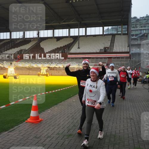 07.12.2025 - St. Pauli X-Mass-Run No. 15 Fabian Wolf http://msf.ph/oto/9375141 07.12.2025 10:03:35 Ziel 213, 214, 358, 940, 984, 1023, 1263, 1264, 1484, 1486, 1506, 1888, 2002, 2380, 3334, 4193, 4239, 4660, 4667, 4679, 4680 meine-sportfotos.de