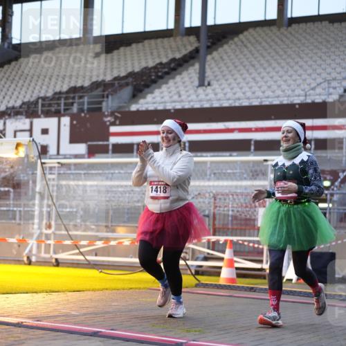 07.12.2025 - St. Pauli X-Mass-Run No. 15 Patografie http://msf.ph/oto/9375142 07.12.2025 10:00:25 Ziel 1418, 1976, 3336 meine-sportfotos.de