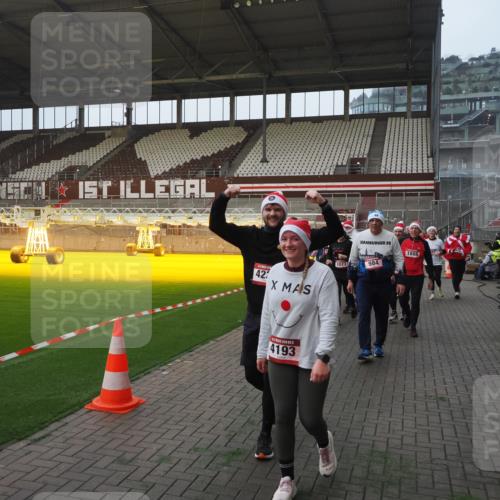 07.12.2025 - St. Pauli X-Mass-Run No. 15 Fabian Wolf http://msf.ph/oto/9375143 07.12.2025 10:03:36 Ziel 213, 214, 358, 940, 984, 1023, 1263, 1264, 1484, 1486, 1506, 1888, 2002, 2380, 3334, 4193, 4239, 4660, 4667, 4679, 4680 meine-sportfotos.de