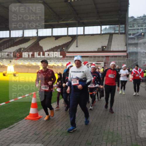 07.12.2025 - St. Pauli X-Mass-Run No. 15 Fabian Wolf http://msf.ph/oto/9375159 07.12.2025 10:03:38 Ziel 185, 213, 214, 358, 940, 984, 1023, 1263, 1264, 1484, 1486, 1506, 1888, 2002, 2366, 2380, 3334, 3734, 4193, 4239, 4660, 4667, 4679, 4680 meine-sportfotos.de