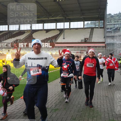07.12.2025 - St. Pauli X-Mass-Run No. 15 Fabian Wolf http://msf.ph/oto/9375170 07.12.2025 10:03:39 Ziel 185, 213, 214, 358, 399, 940, 984, 1023, 1263, 1264, 1394, 1484, 1486, 1506, 1888, 2002, 2366, 2380, 3334, 3734, 4193, 4239, 4660, 4667, 4679, 4680 meine-sportfotos.de
