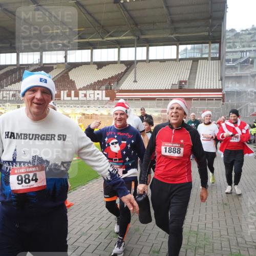 07.12.2025 - St. Pauli X-Mass-Run No. 15 Fabian Wolf http://msf.ph/oto/9375178 07.12.2025 10:03:39 Ziel 185, 213, 214, 358, 399, 940, 984, 1023, 1263, 1264, 1394, 1484, 1486, 1506, 1888, 2002, 2366, 2380, 3334, 3734, 4193, 4239, 4660, 4667, 4679, 4680 meine-sportfotos.de