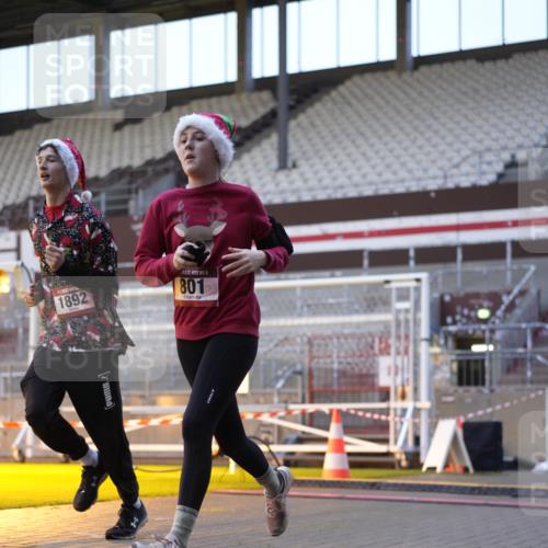 07.12.2025 - St. Pauli X-Mass-Run No. 15 Patografie http://msf.ph/oto/9375185 07.12.2025 10:01:03 Ziel 801, 1050, 1887, 1892, 2378, 2528 meine-sportfotos.de