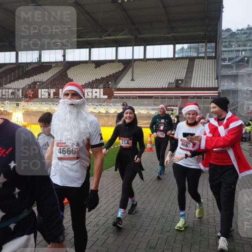 07.12.2025 - St. Pauli X-Mass-Run No. 15 Fabian Wolf http://msf.ph/oto/9375194 07.12.2025 10:03:41 Ziel 185, 213, 214, 358, 399, 940, 984, 1023, 1263, 1264, 1307, 1394, 1425, 1506, 1888, 2002, 2366, 2380, 3334, 3734, 4193, 4239, 4660, 4667, 4679, 4680 meine-sportfotos.de