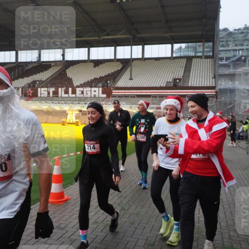 07.12.2025 - St. Pauli X-Mass-Run No. 15 Fabian Wolf http://msf.ph/oto/9375200 07.12.2025 10:03:42 Ziel 185, 213, 214, 358, 399, 940, 984, 1023, 1263, 1264, 1307, 1394, 1425, 1506, 1888, 2002, 2366, 2380, 3334, 3734, 4660, 4667, 4679, 4680 meine-sportfotos.de