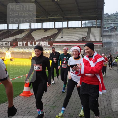 07.12.2025 - St. Pauli X-Mass-Run No. 15 Fabian Wolf http://msf.ph/oto/9375203 07.12.2025 10:03:42 Ziel 185, 213, 214, 358, 399, 940, 984, 1023, 1263, 1264, 1307, 1394, 1425, 1506, 1888, 2002, 2366, 2380, 3334, 3734, 4660, 4667, 4679, 4680 meine-sportfotos.de