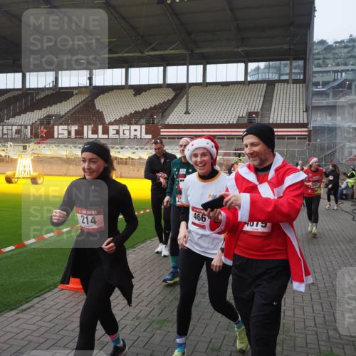 07.12.2025 - St. Pauli X-Mass-Run No. 15 Fabian Wolf http://msf.ph/oto/9375205 07.12.2025 10:03:42 Ziel 185, 213, 214, 358, 399, 940, 984, 1023, 1263, 1264, 1307, 1394, 1425, 1506, 1888, 2002, 2366, 2380, 3334, 3734, 4660, 4667, 4679, 4680 meine-sportfotos.de