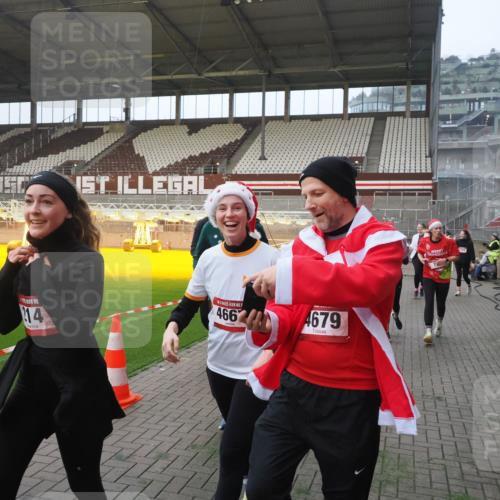 07.12.2025 - St. Pauli X-Mass-Run No. 15 Fabian Wolf http://msf.ph/oto/9375209 07.12.2025 10:03:42 Ziel 185, 213, 214, 358, 399, 940, 984, 1023, 1263, 1264, 1307, 1394, 1425, 1506, 1888, 2002, 2366, 2380, 3334, 3734, 4660, 4667, 4679, 4680 meine-sportfotos.de