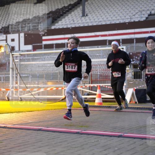 07.12.2025 - St. Pauli X-Mass-Run No. 15 Patografie http://msf.ph/oto/9375219 07.12.2025 10:01:26 Ziel 118, 393, 780, 783, 804, 1124, 1294, 1760, 3187, 3580, 3582, 3629, 3878 meine-sportfotos.de