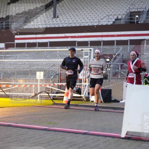 07.12.2025 - St. Pauli X-Mass-Run No. 15 Patografie http://msf.ph/oto/9375229 07.12.2025 10:01:30 Ziel 118, 393, 804, 1124, 1294, 1724, 1760, 1859, 3187, 3580, 3582, 3629, 3878 meine-sportfotos.de