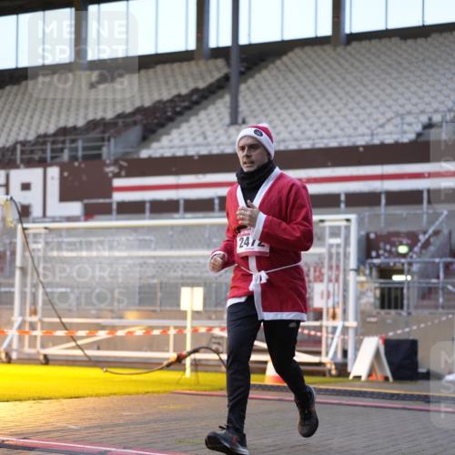 07.12.2025 - St. Pauli X-Mass-Run No. 15 Patografie http://msf.ph/oto/9375257 07.12.2025 10:01:55 Ziel 2472 meine-sportfotos.de