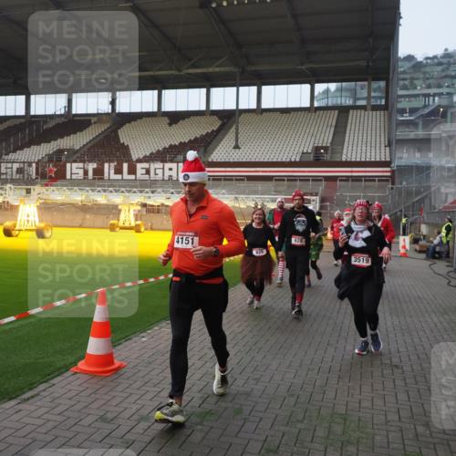 07.12.2025 - St. Pauli X-Mass-Run No. 15 Fabian Wolf http://msf.ph/oto/9375270 07.12.2025 10:03:57 Ziel 185, 399, 626, 628, 709, 1027, 1028, 1307, 1394, 1425, 1906, 2110, 2112, 2366, 3198, 3337, 3340, 3359, 3519, 3734, 4151 meine-sportfotos.de