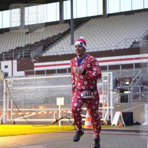 07.12.2025 - St. Pauli X-Mass-Run No. 15 Patografie http://msf.ph/oto/9375271 07.12.2025 10:02:09 Ziel 1934, 2472, 2923, 3944 meine-sportfotos.de