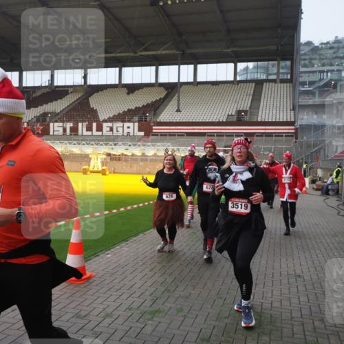07.12.2025 - St. Pauli X-Mass-Run No. 15 Fabian Wolf http://msf.ph/oto/9375278 07.12.2025 10:03:58 Ziel 399, 626, 628, 709, 1027, 1028, 1307, 1394, 1425, 1906, 2110, 2112, 3198, 3337, 3340, 3359, 3519, 4151 meine-sportfotos.de