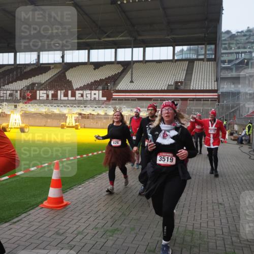 07.12.2025 - St. Pauli X-Mass-Run No. 15 Fabian Wolf http://msf.ph/oto/9375280 07.12.2025 10:03:58 Ziel 399, 626, 628, 709, 1027, 1028, 1307, 1394, 1425, 1906, 2110, 2112, 3198, 3337, 3340, 3359, 3519, 4151 meine-sportfotos.de