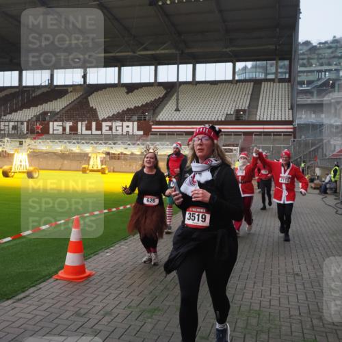 07.12.2025 - St. Pauli X-Mass-Run No. 15 Fabian Wolf http://msf.ph/oto/9375282 07.12.2025 10:03:58 Ziel 399, 626, 628, 709, 1027, 1028, 1307, 1394, 1425, 1906, 2110, 2112, 3198, 3337, 3340, 3359, 3519, 4151 meine-sportfotos.de