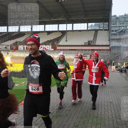 07.12.2025 - St. Pauli X-Mass-Run No. 15 Fabian Wolf http://msf.ph/oto/9375296 07.12.2025 10:04:00 Ziel 626, 628, 709, 1027, 1028, 1307, 1425, 1906, 2110, 2112, 3198, 3337, 3340, 3359, 3519, 4151 meine-sportfotos.de