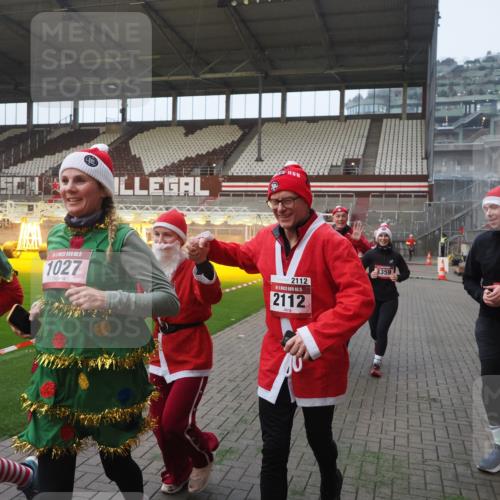 07.12.2025 - St. Pauli X-Mass-Run No. 15 Fabian Wolf http://msf.ph/oto/9375306 07.12.2025 10:04:01 Ziel 626, 628, 709, 1027, 1028, 1906, 2110, 2112, 3198, 3337, 3340, 3359, 3519, 4151 meine-sportfotos.de