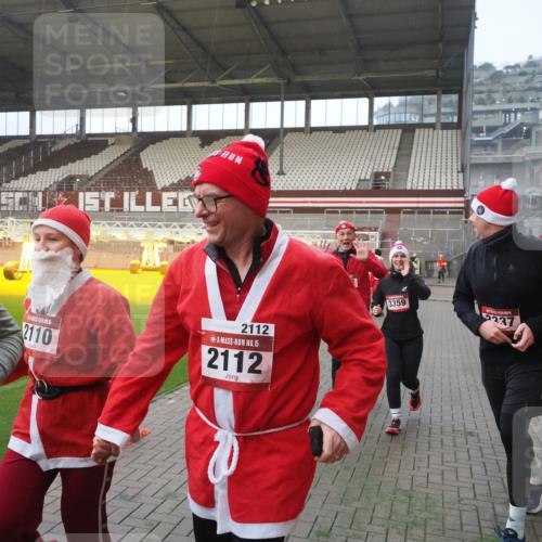 07.12.2025 - St. Pauli X-Mass-Run No. 15 Fabian Wolf http://msf.ph/oto/9375310 07.12.2025 10:04:01 Ziel 626, 628, 709, 1027, 1028, 1906, 2110, 2112, 3198, 3337, 3340, 3359, 3519, 4151 meine-sportfotos.de