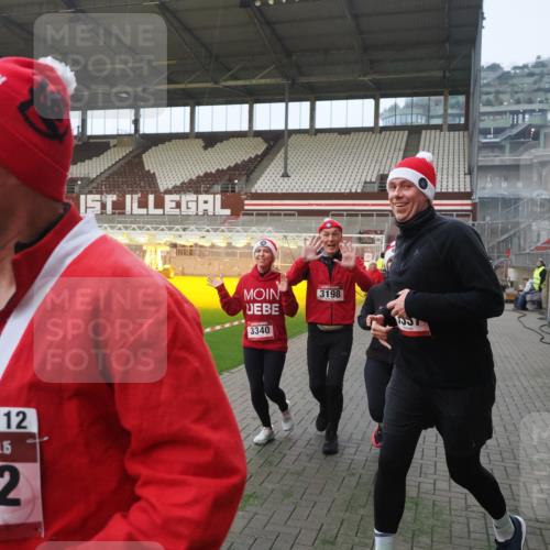 07.12.2025 - St. Pauli X-Mass-Run No. 15 Fabian Wolf http://msf.ph/oto/9375314 07.12.2025 10:04:02 Ziel 626, 628, 709, 1027, 1028, 1906, 2110, 2112, 3198, 3337, 3340, 3359, 3519, 4151 meine-sportfotos.de