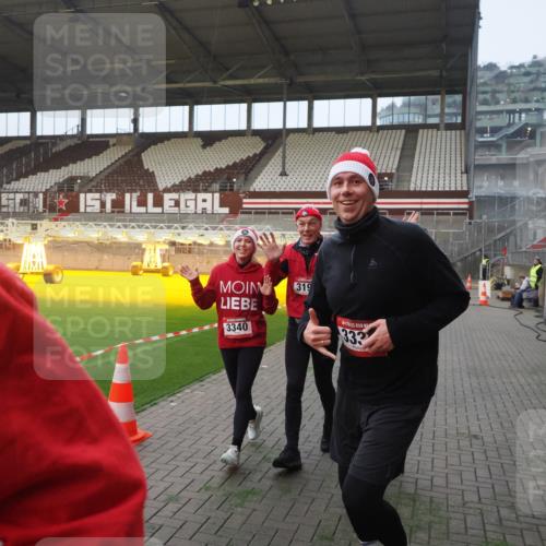 07.12.2025 - St. Pauli X-Mass-Run No. 15 Fabian Wolf http://msf.ph/oto/9375316 07.12.2025 10:04:02 Ziel 626, 628, 709, 1027, 1028, 1906, 2110, 2112, 3198, 3337, 3340, 3359, 3519, 4151 meine-sportfotos.de