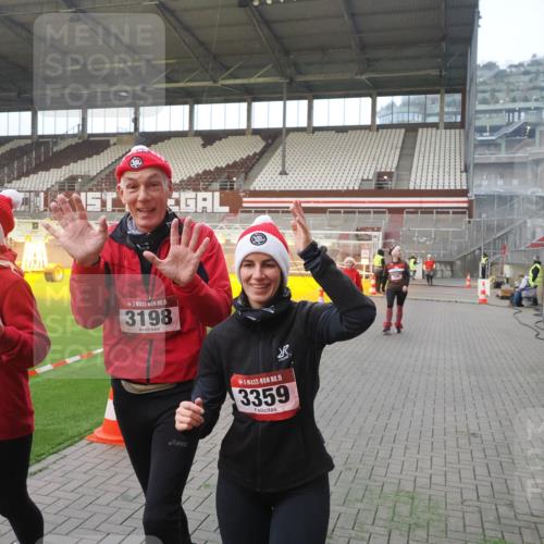 07.12.2025 - St. Pauli X-Mass-Run No. 15 Fabian Wolf http://msf.ph/oto/9375327 07.12.2025 10:04:03 Ziel 626, 628, 709, 1027, 1028, 1906, 2110, 2112, 3198, 3337, 3340, 3359, 3519, 4151 meine-sportfotos.de