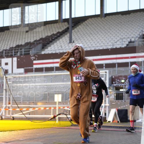 07.12.2025 - St. Pauli X-Mass-Run No. 15 Patografie http://msf.ph/oto/9375348 07.12.2025 10:02:50 Ziel 442, 443, 885, 918, 936, 943, 1314, 2505, 2780, 2781, 3284, 3417, 3518, 3892 meine-sportfotos.de
