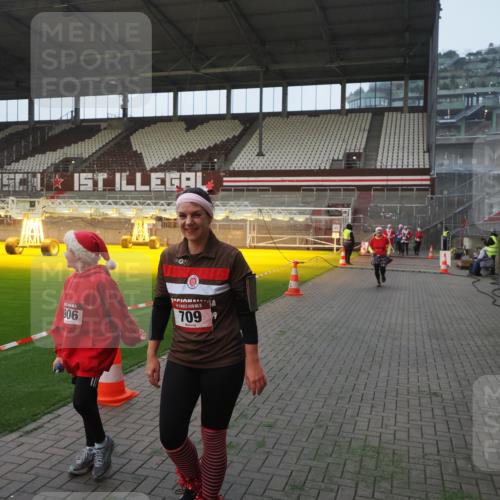 07.12.2025 - St. Pauli X-Mass-Run No. 15 Fabian Wolf http://msf.ph/oto/9375353 07.12.2025 10:04:09 Ziel 626, 628, 709, 1027, 1028, 1906, 2110, 2112, 3198, 3340, 3359, 3519 meine-sportfotos.de