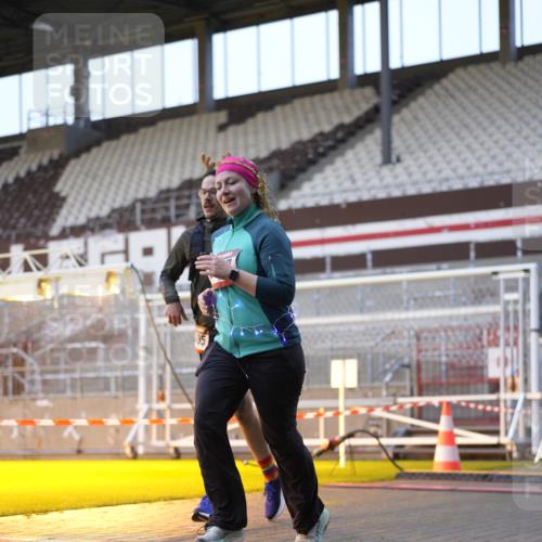 07.12.2025 - St. Pauli X-Mass-Run No. 15 Patografie http://msf.ph/oto/9375359 07.12.2025 10:02:53 Ziel 442, 443, 885, 918, 936, 943, 956, 1314, 2505, 2780, 2781, 3284, 3417, 3518, 3892 meine-sportfotos.de