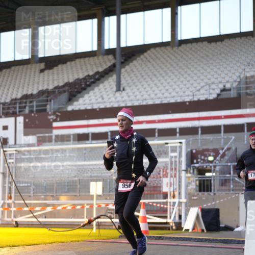 07.12.2025 - St. Pauli X-Mass-Run No. 15 Patografie http://msf.ph/oto/9375363 07.12.2025 10:02:57 Ziel 177, 442, 443, 885, 918, 936, 943, 956, 1314, 2505, 3284, 3417, 3518 meine-sportfotos.de