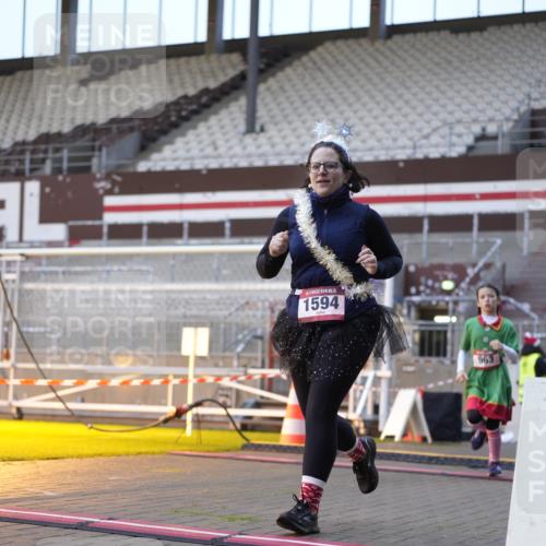 07.12.2025 - St. Pauli X-Mass-Run No. 15 Patografie http://msf.ph/oto/9375376 07.12.2025 10:03:06 Ziel 177, 442, 443, 460, 936, 943, 956, 963, 965, 1118, 1594, 2505, 2682, 3417 meine-sportfotos.de